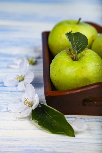 Gröna äpplen, blommor och löv — Stockfoto