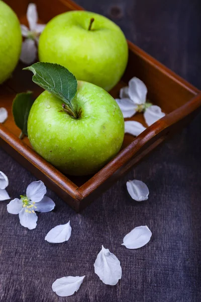 Gröna äpplen, blommor och löv — Stockfoto