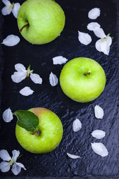 Groene appels, bloemen en bladeren — Stockfoto