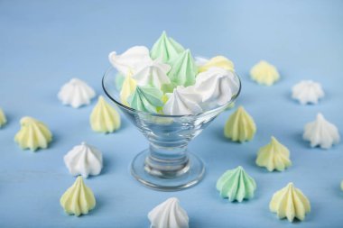 Şeffaf bir kapta beze. 