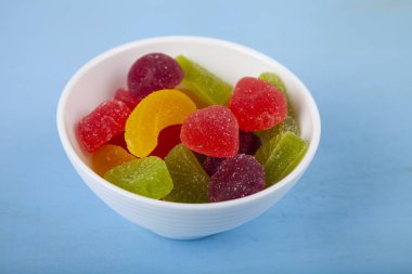 Beyaz bir kapta çok renkli marmelat