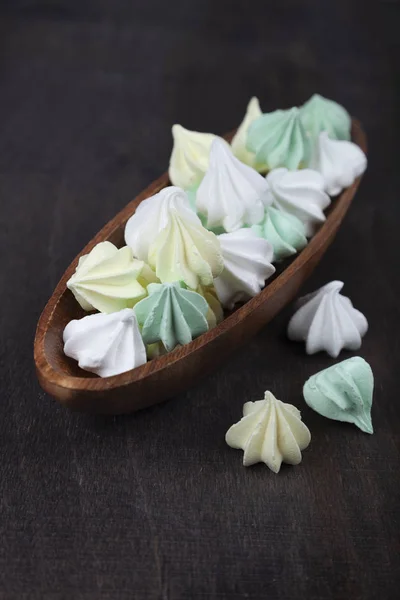 Merengue em uma tigela de madeira — Fotografia de Stock