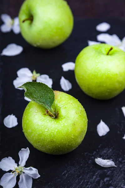 Gröna äpplen, blommor och löv — Stockfoto