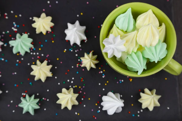 Merengue en una taza verde — Foto de Stock