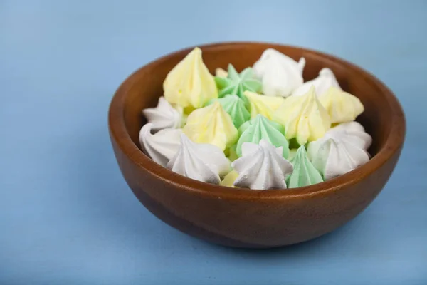 Merengue em uma tigela de madeira . — Fotografia de Stock