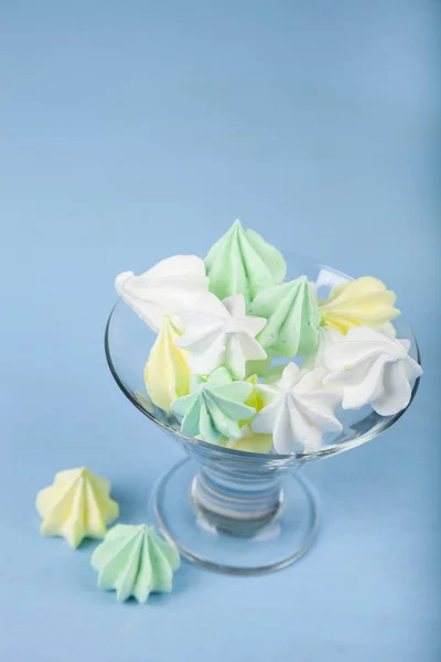 Meringue in een transparante kom. — Stockfoto