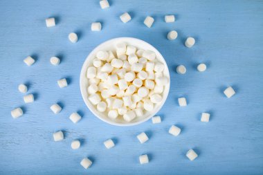 Beyaz kase de marshmallow beyaz kase içinde 