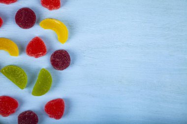 Mavi arka planda çok renkli marmelat