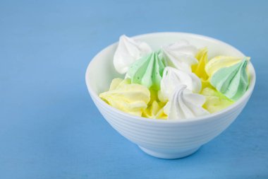 Mavi arka planda beyaz kasede beze