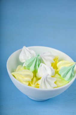 Mavi arka planda beyaz kasede beze