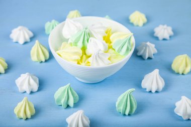 Mavi arka planda beyaz kasede beze