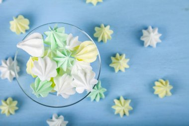 Şeffaf bir kapta beze 