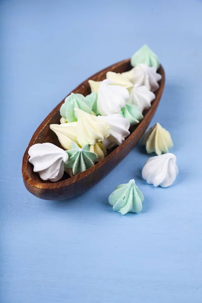 Merengue en un tazón de madera — Foto de Stock