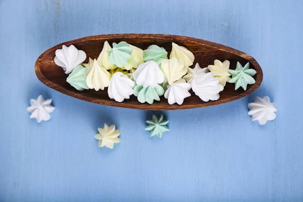 Merengue em uma tigela de madeira — Fotografia de Stock