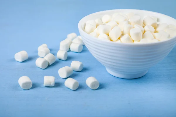 Marshmallow i vit skål i vit skål — Stockfoto