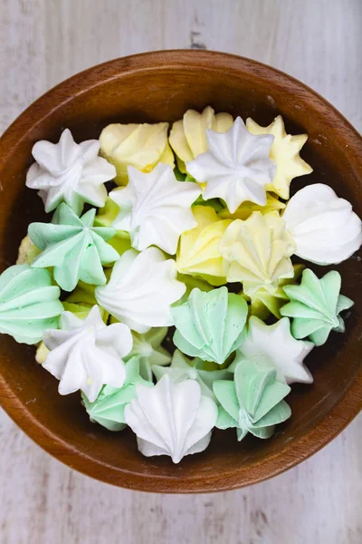 Merengue en tazón blanco sobre fondo de madera —  Fotos de Stock