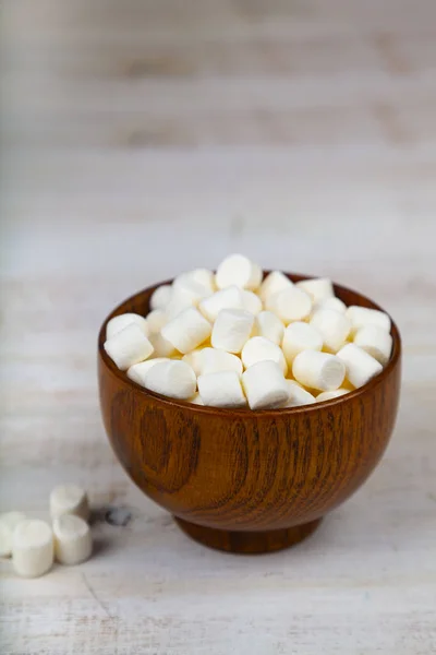 Marshmallow in una ciotola di legno — Foto Stock