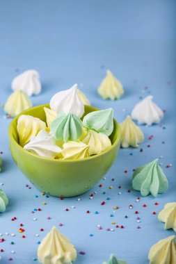 Yeşil bir kapta beze 