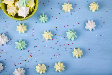 Yeşil bir kapta beze 