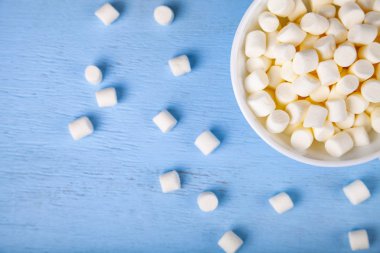 Beyaz bir kasede lokum. 