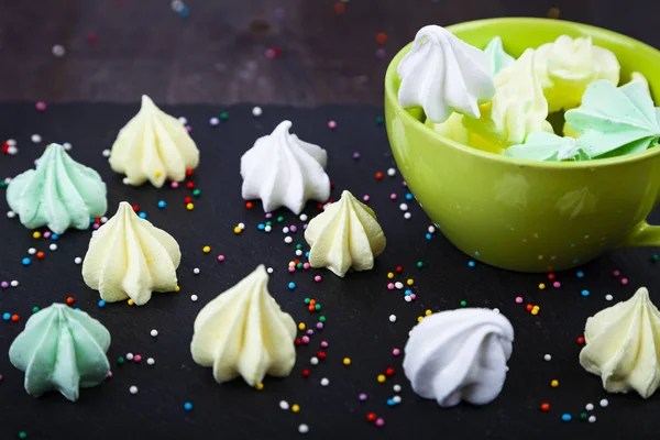 Meringue egy zöld csésze — Stock Fotó