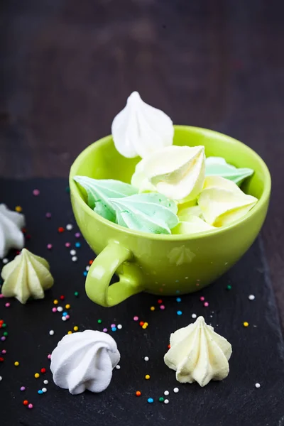 Merengue en una taza verde — Foto de Stock