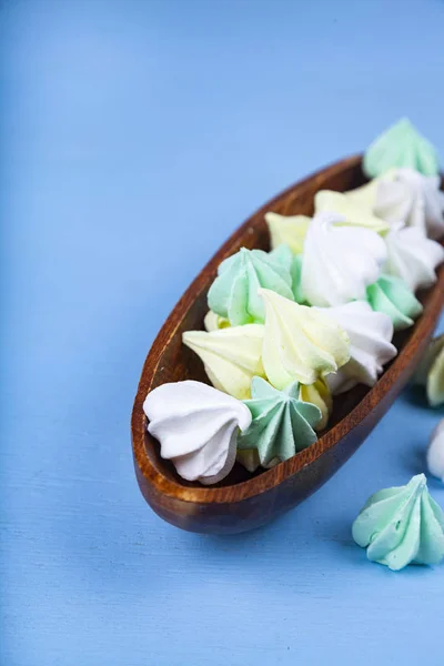 Merengue em uma tigela de madeira — Fotografia de Stock