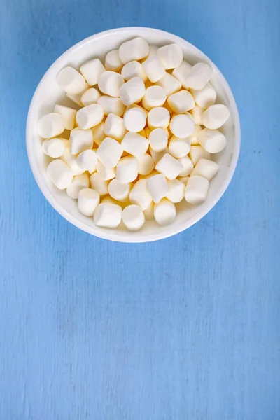 Marshmallow in una ciotola bianca — Foto Stock