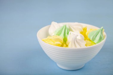 Beyaz bir kapta beze 