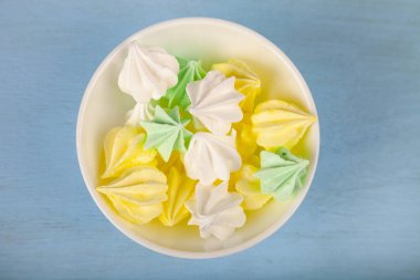 Beyaz bir kapta beze 