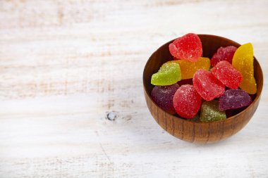 Bir kapta çok renkli marmelat 