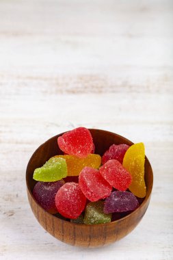 Bir kapta çok renkli marmelat 