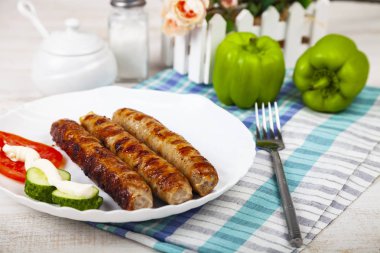 Beyaz tabak ve sebze kupaty