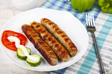 Beyaz tabak ve sebze kupaty