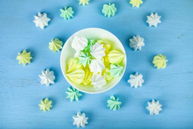 Beyaz bir kapta beze 