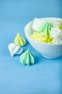 Beyaz bir kapta beze 