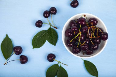 Beyaz bir kapta olgun tatlı kiraz 