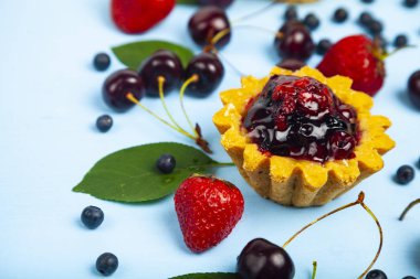 Küçük berry kek ve olgun çilek