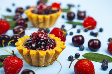 Küçük berry kek ve olgun çilek