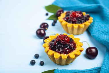 Küçük berry kek ve olgun çilek