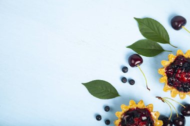 Küçük berry kek ve olgun çilek