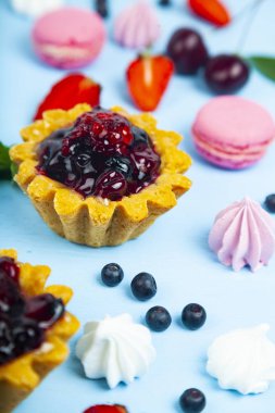 Küçük berry kek ve olgun çilek