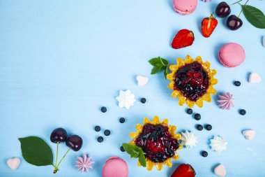 Küçük berry kek ve olgun çilek