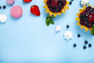 Küçük berry kek ve olgun çilek