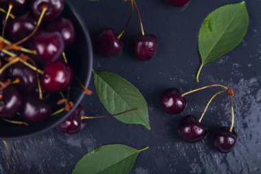 Siyah bir kapta olgun tatlı kiraz 