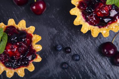 Küçük berry kek ve olgun çilek