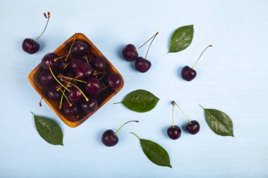 Kare bir yay olgun tatlı kiraz