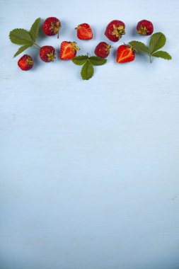 Mavi masada olgun çilek. 