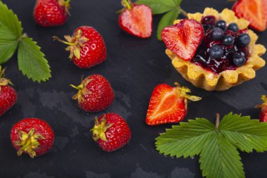 Küçük berry kek ve olgun çilek