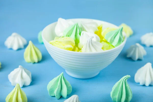 Merengue em uma tigela branca — Fotografia de Stock